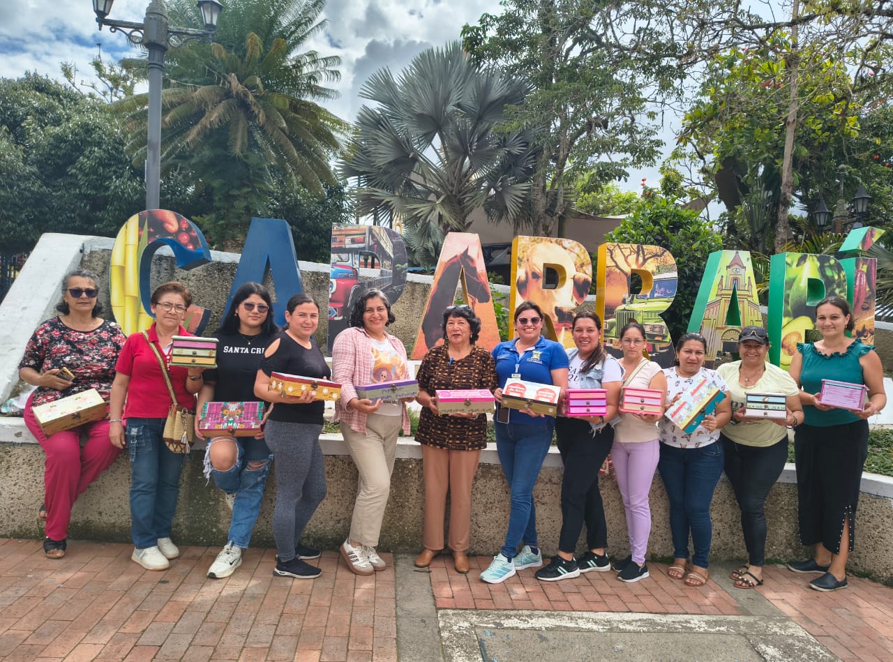 Taller De Pintura En Madera Para Mujeres 3